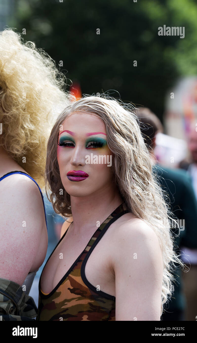 Glamorous drag queen artiste au Liverpool 2018 Pride Festival. Banque D'Images