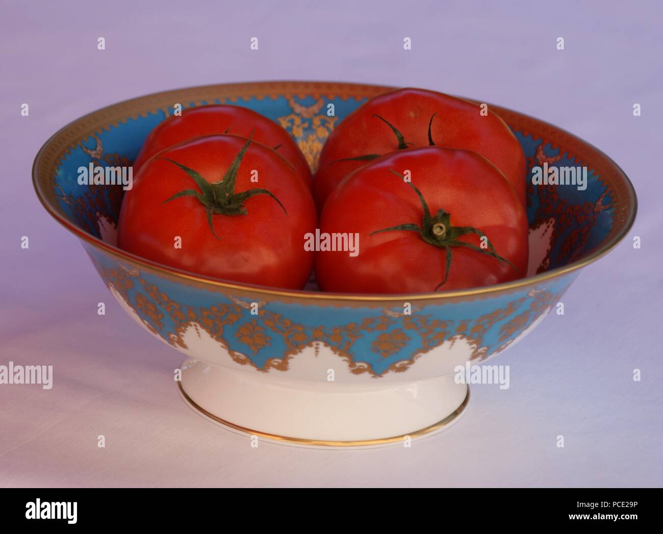 Un bon bol de porcelaine remplis de tomates Boeuf Banque D'Images