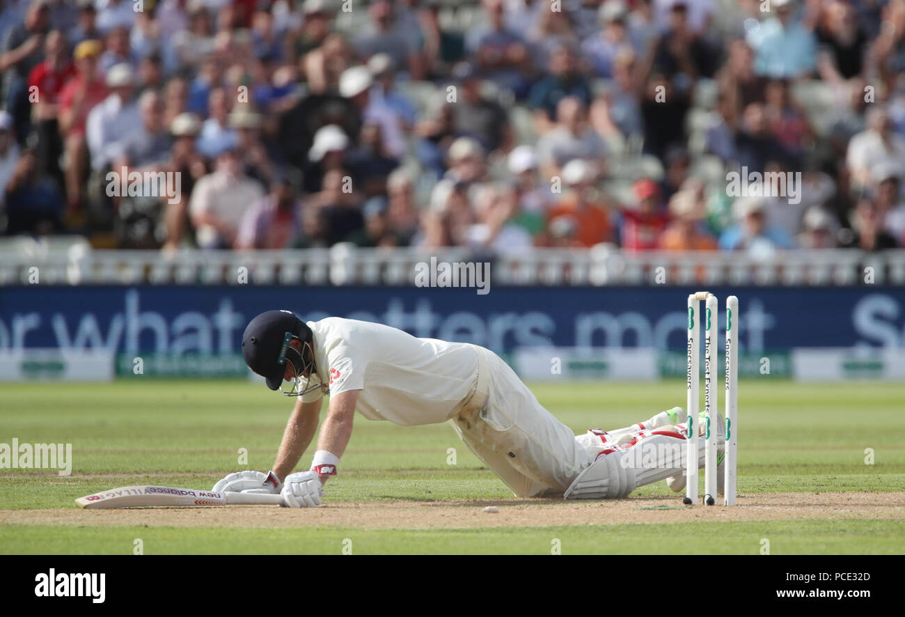 L'Angleterre le capitaine Joe Root montre son découragement après qu'il est sortir de jet direct par l'Inde le capitaine Virat Kohli sur le premier jour de la premier test match à Specsavers Edgbaston, Birmingham. Banque D'Images