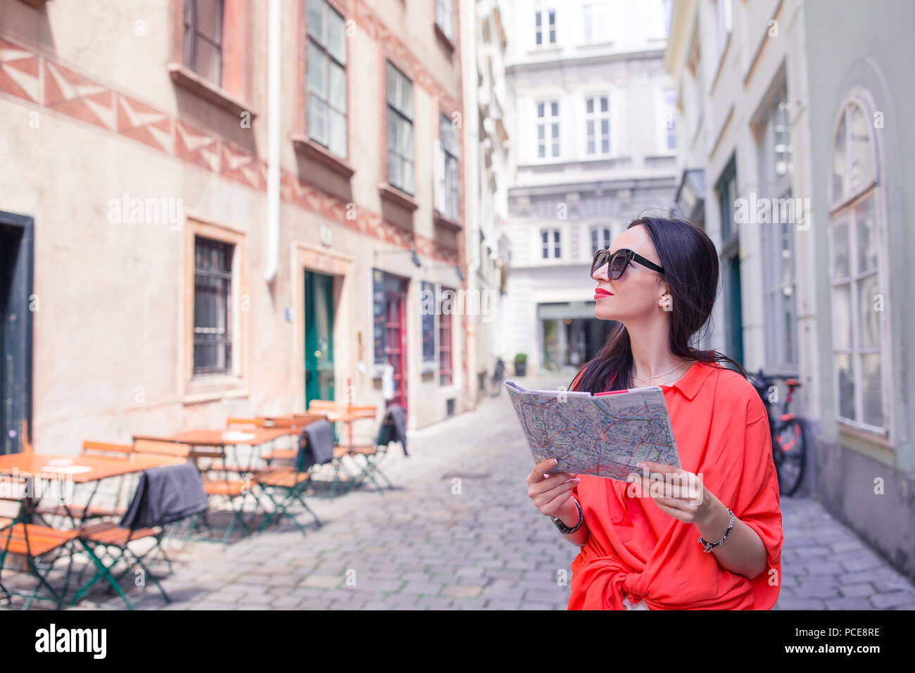 Jeune femme avec un plan de ville en ville. Billet d'girl avec la carte à Vienne en plein air durant les vacances en Europe. Banque D'Images