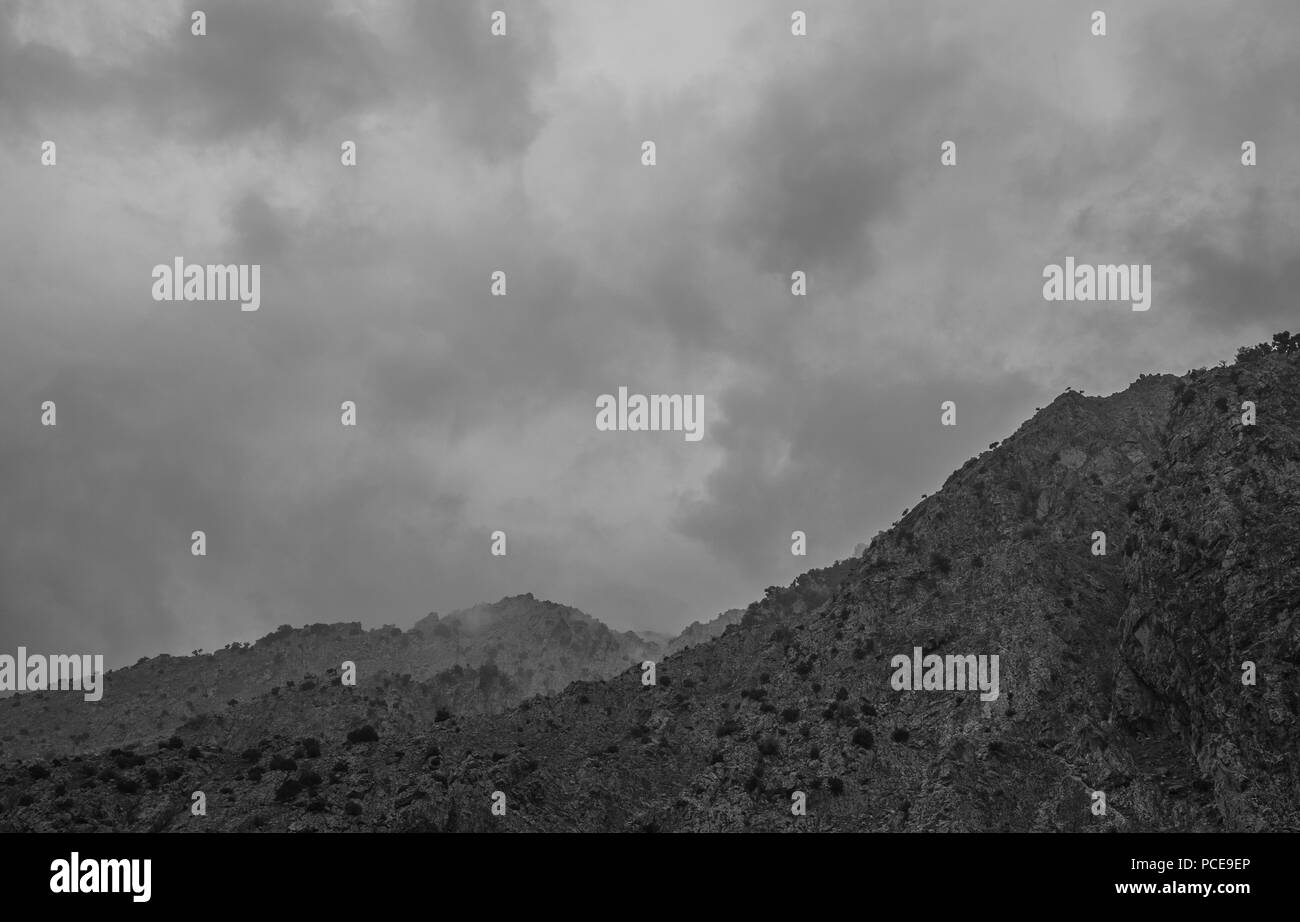 Montagnes, paysages et cascade dans la vallée de l'Ourika, Maroc Banque D'Images