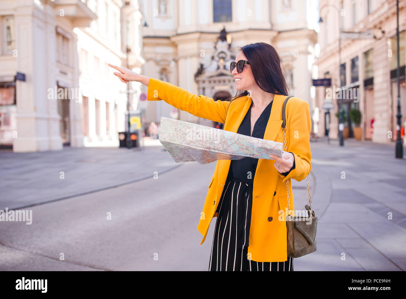 Jeune femme avec un plan de ville en ville. Billet d'girl avec la carte à Vienne en plein air durant les vacances en Europe. Banque D'Images