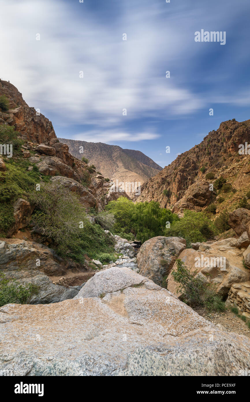 Montagnes, paysages et cascade dans la vallée de l'Ourika, Maroc Banque D'Images