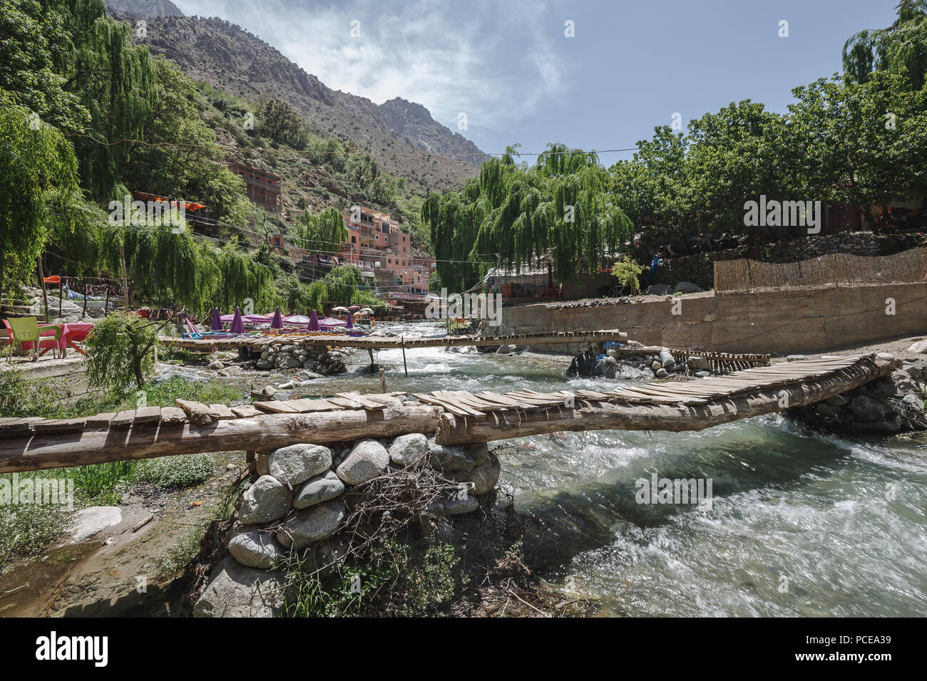 Montagnes, paysages et cascade dans la vallée de l'Ourika, Maroc Banque D'Images