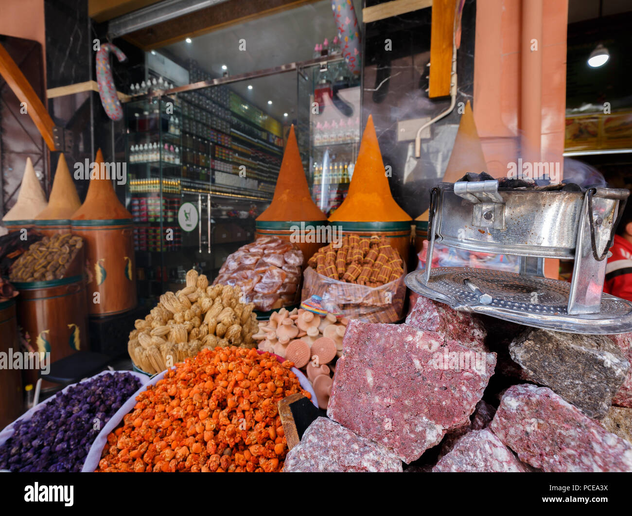 Boutique d'épices colorées à Marrakech Banque D'Images