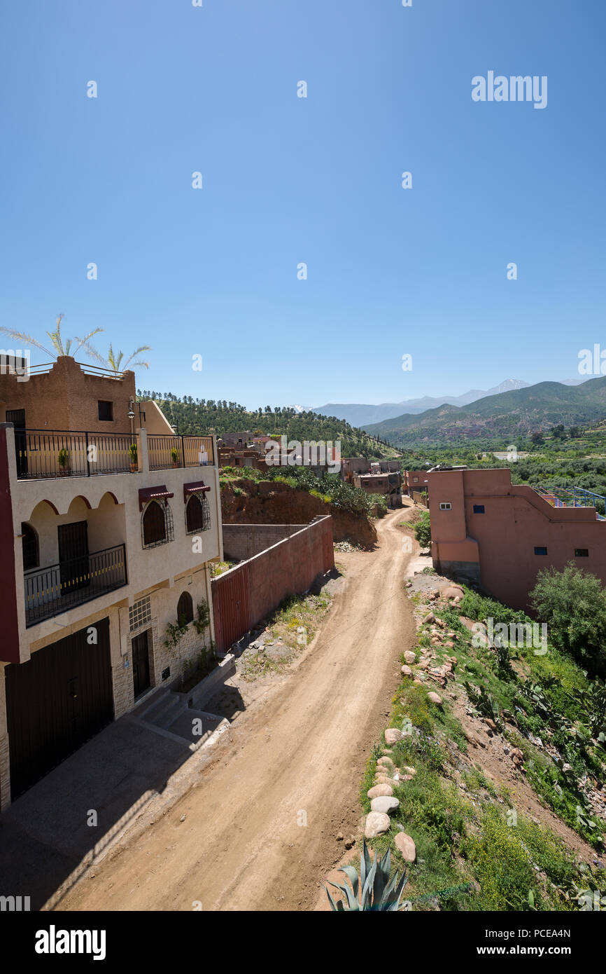 Montagnes, paysages et cascade dans la vallée de l'Ourika, Maroc Banque D'Images