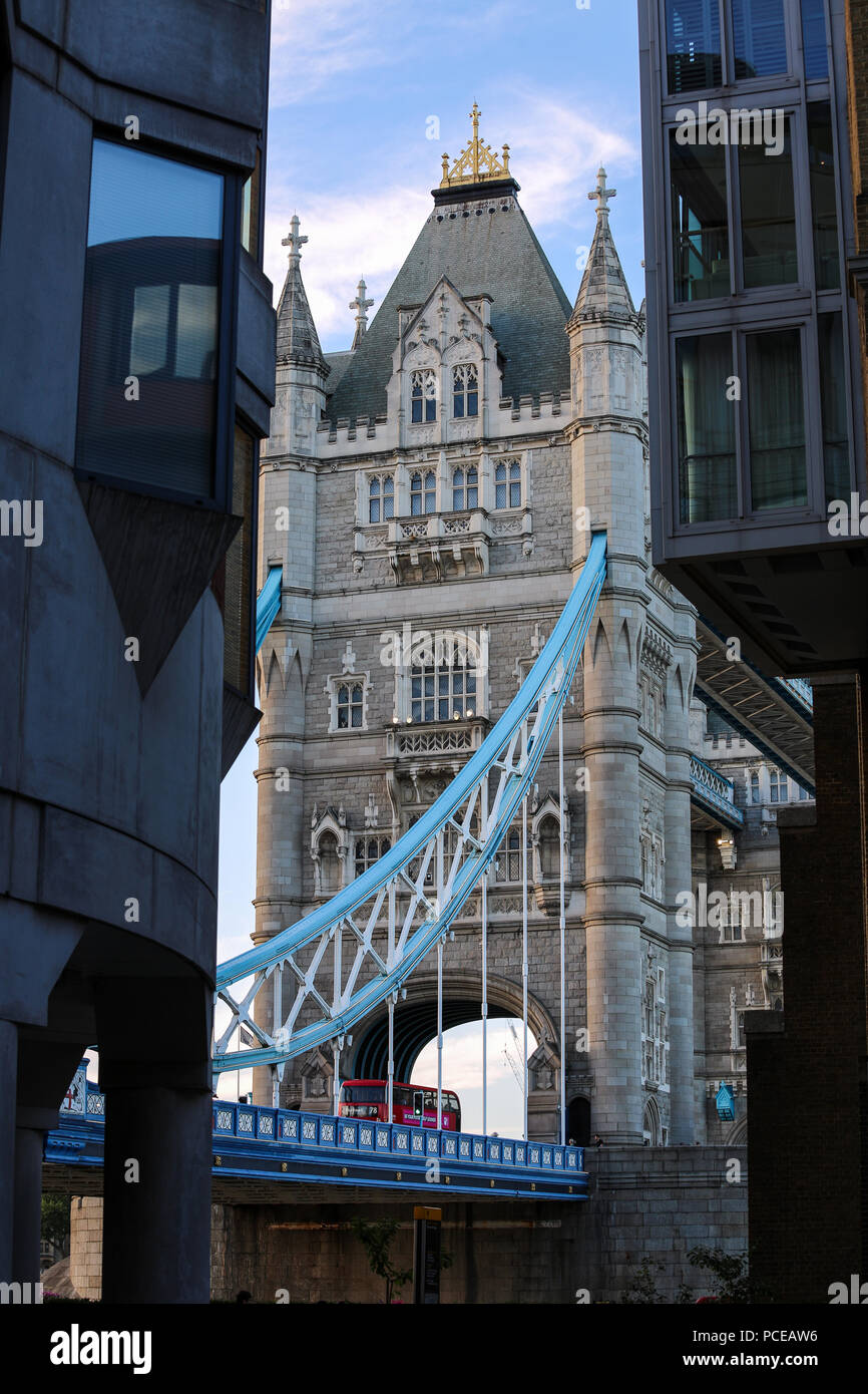 London, Royaume-Uni : le monde célèbre Tower Bridge tourné à partir de différents angles et prospective Banque D'Images