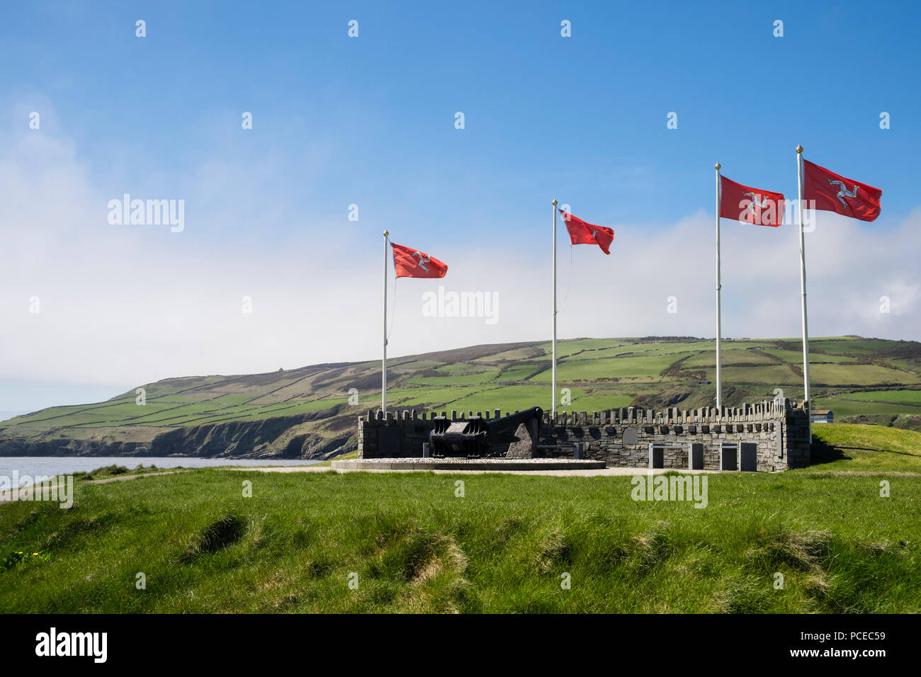 Manx drapeaux flottants à Dunkerque sur Memorial côte à Kallow Point, Port St Mary, à l'île de Man, îles britanniques Banque D'Images
