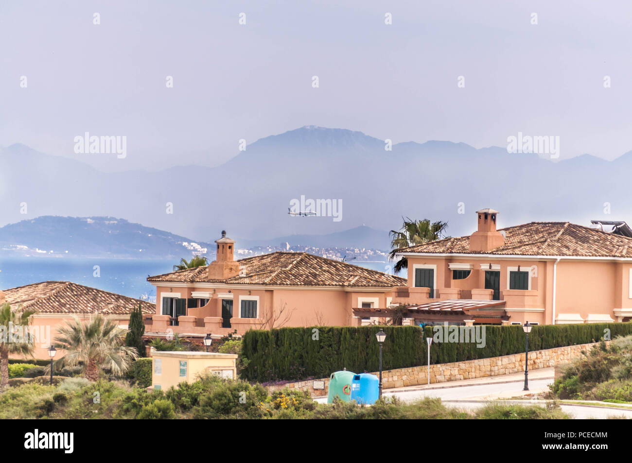 Plage et golf de La Alcaidesa, Costa del Sol, Espagne avec Gibraltar dans l'horizon Banque D'Images