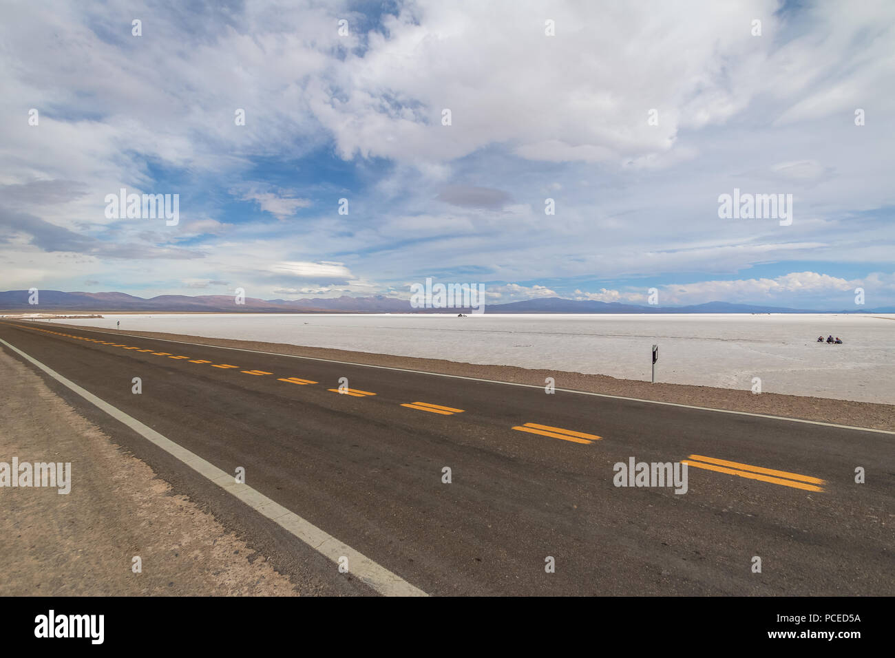 Road à Salinas Grandes Salines - Jujuy, Argentine Banque D'Images