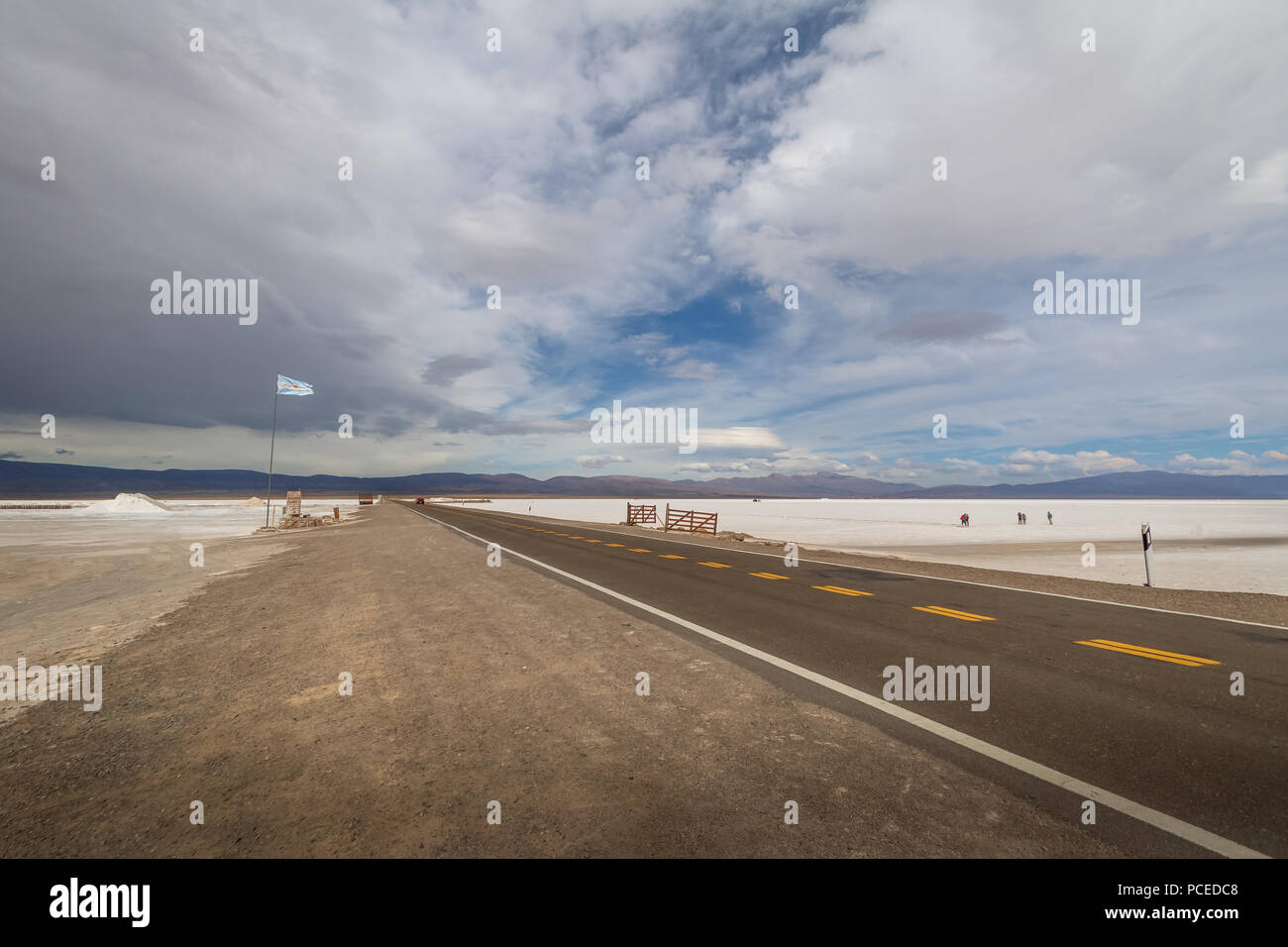 Road à Salinas Grandes Salines - Jujuy, Argentine Banque D'Images
