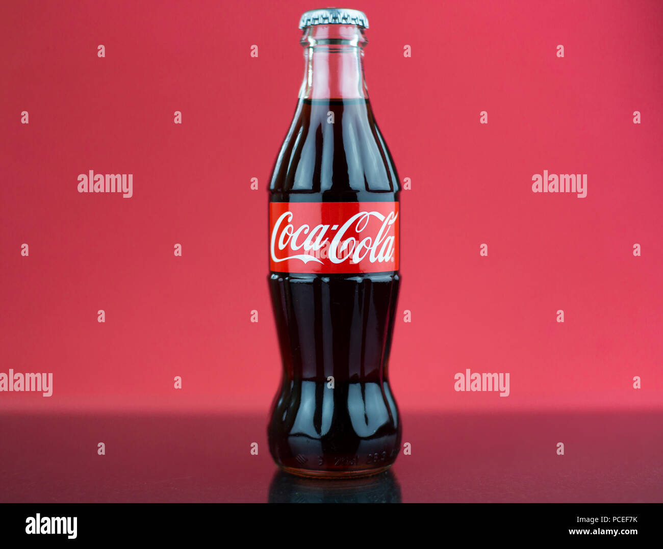 Cola Rouge Bouteille De Coca Cola Rouge Banque d'image et photos - Alamy