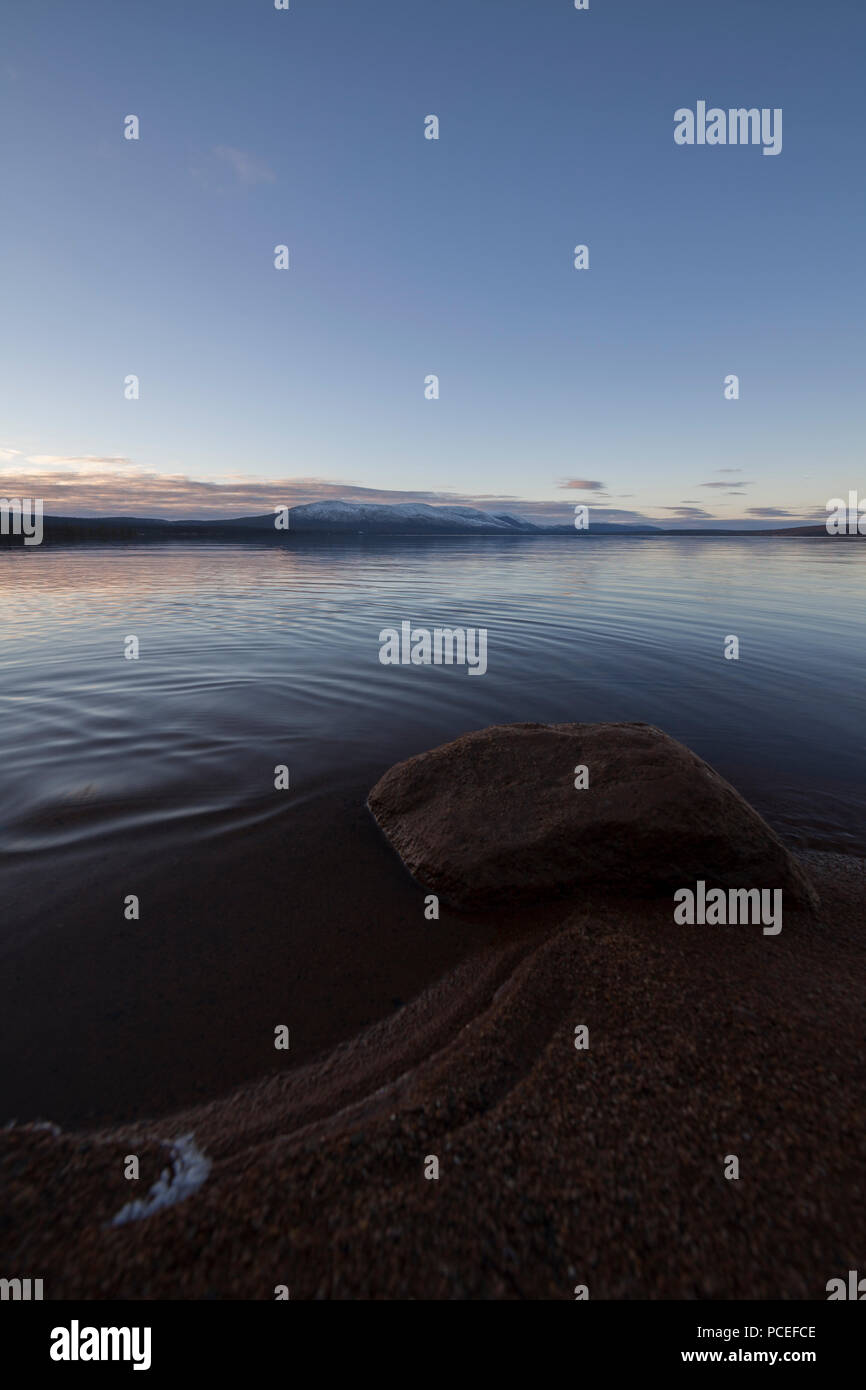 Coucher du soleil au lac de Pallasjärvi dans le Parc National de Pallas-Yllästunturi. Tombé dans l'arrière-plan est Pallastunturi Banque D'Images