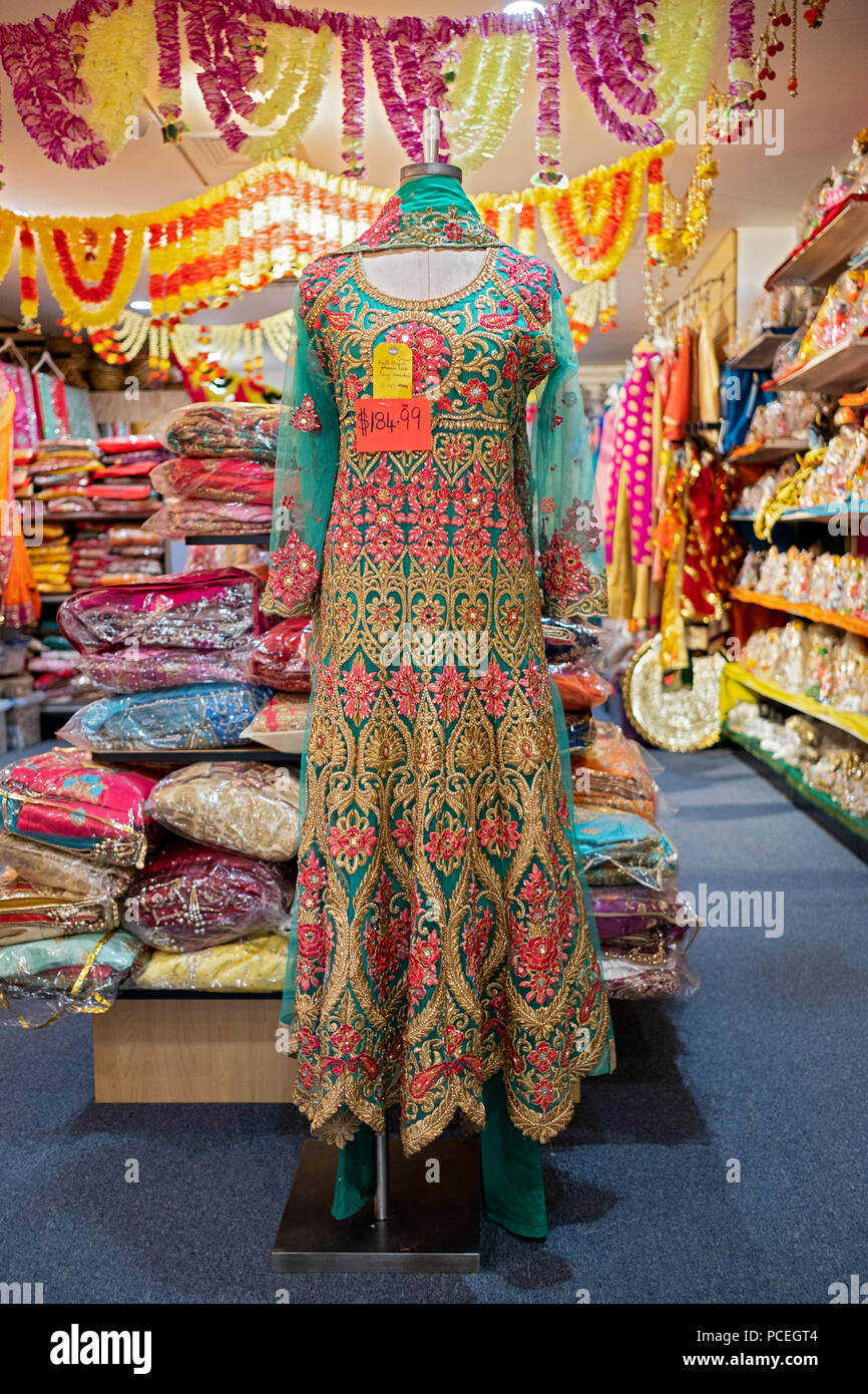 Un beau sari à la vente à un Hindou du Saheli vêtements indiens boutique sur l'avenue de la liberté à Richmond Hill, Queens, New York Banque D'Images