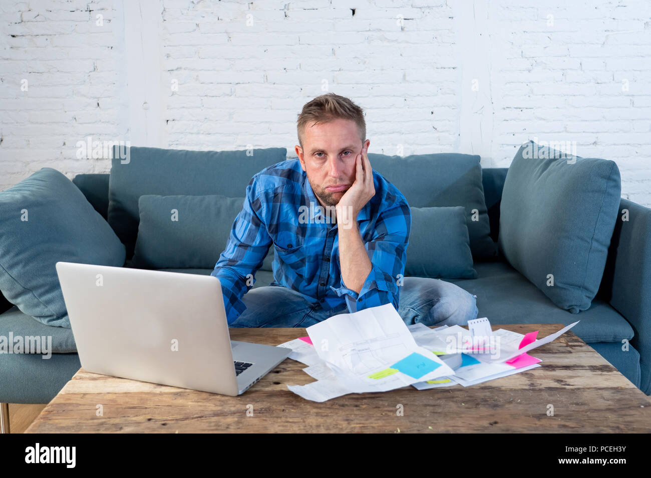 L'homme de payer des factures gestion des finances Banque D'Images