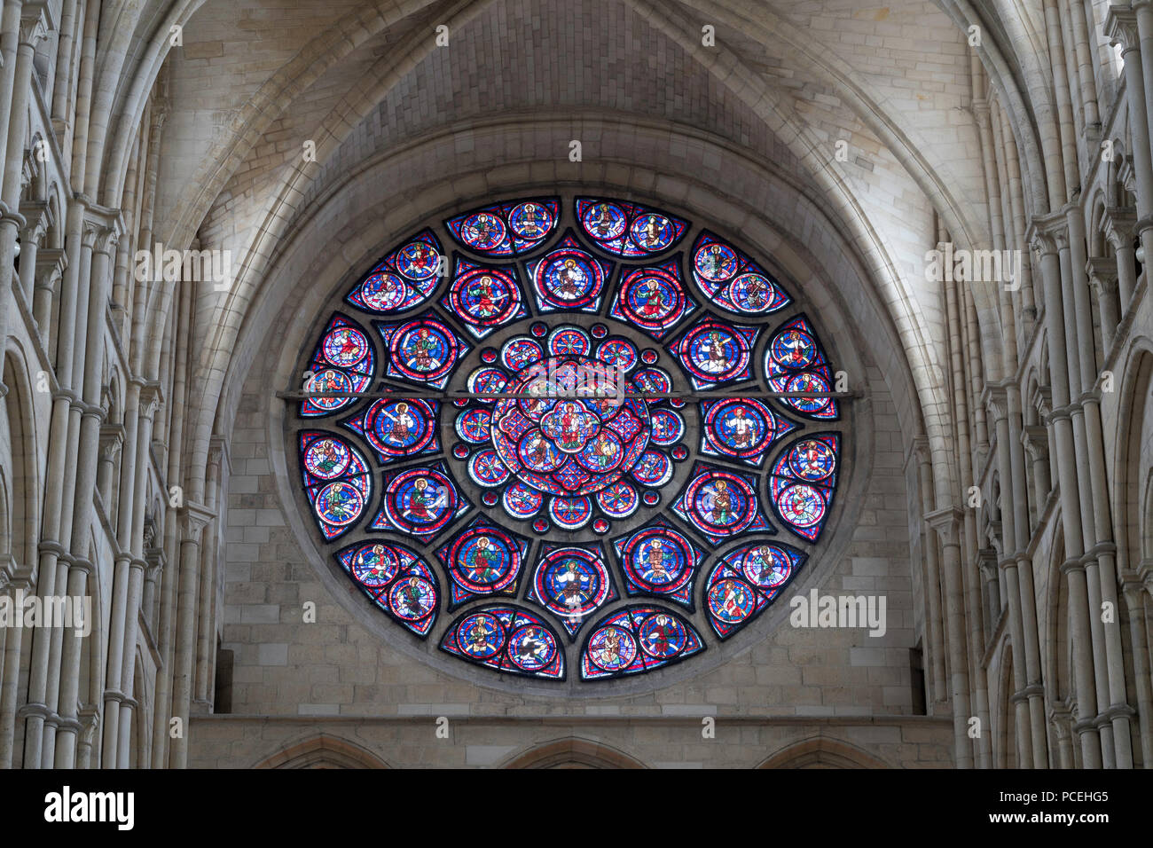 Vitrail rosace est à l'intérieur de la cathédrale, Laon, France, Europe Banque D'Images