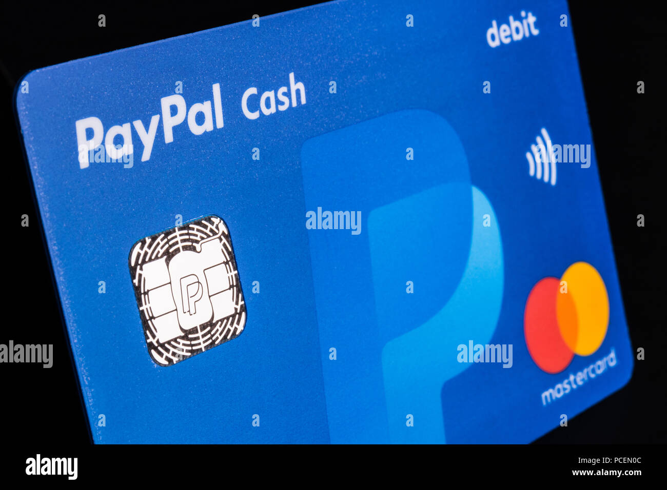 Indianapolis - Circa Juillet 2018 : PayPal carte de paiement de débit avec le logo MasterCard. PayPal offre une plate-forme de paiement numériques en ligne et mobiles permettant de trans Banque D'Images