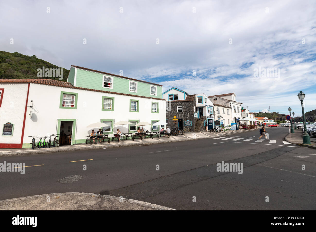 Les touristes dans un bar terrasses dans la Rua do Saco, Lajes do Pico, l'île de Pico, Açores, Portugal Banque D'Images