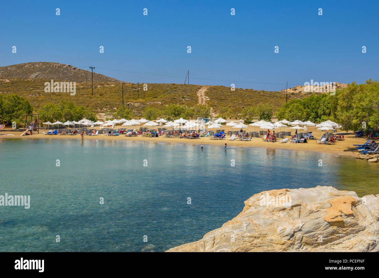 La célèbre plage de l'île de Paros situé dans Monastiri, Cyclades, en Grèce. Banque D'Images