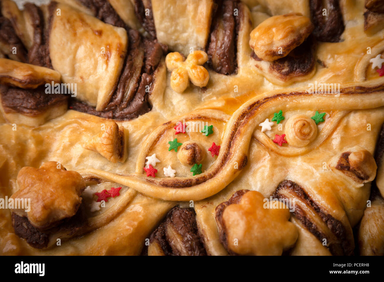 Feuilleté de Noël et chocolat tarte avec étoile close up Banque D'Images