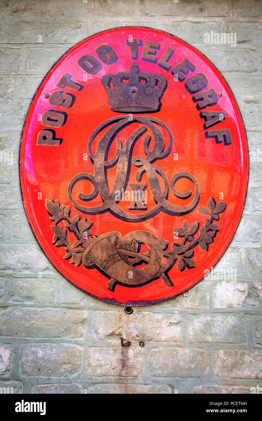 Un vieux bureau de poste royale signpost, La Vieille Ville (Open air museum) à Aarhus, Danemark Banque D'Images