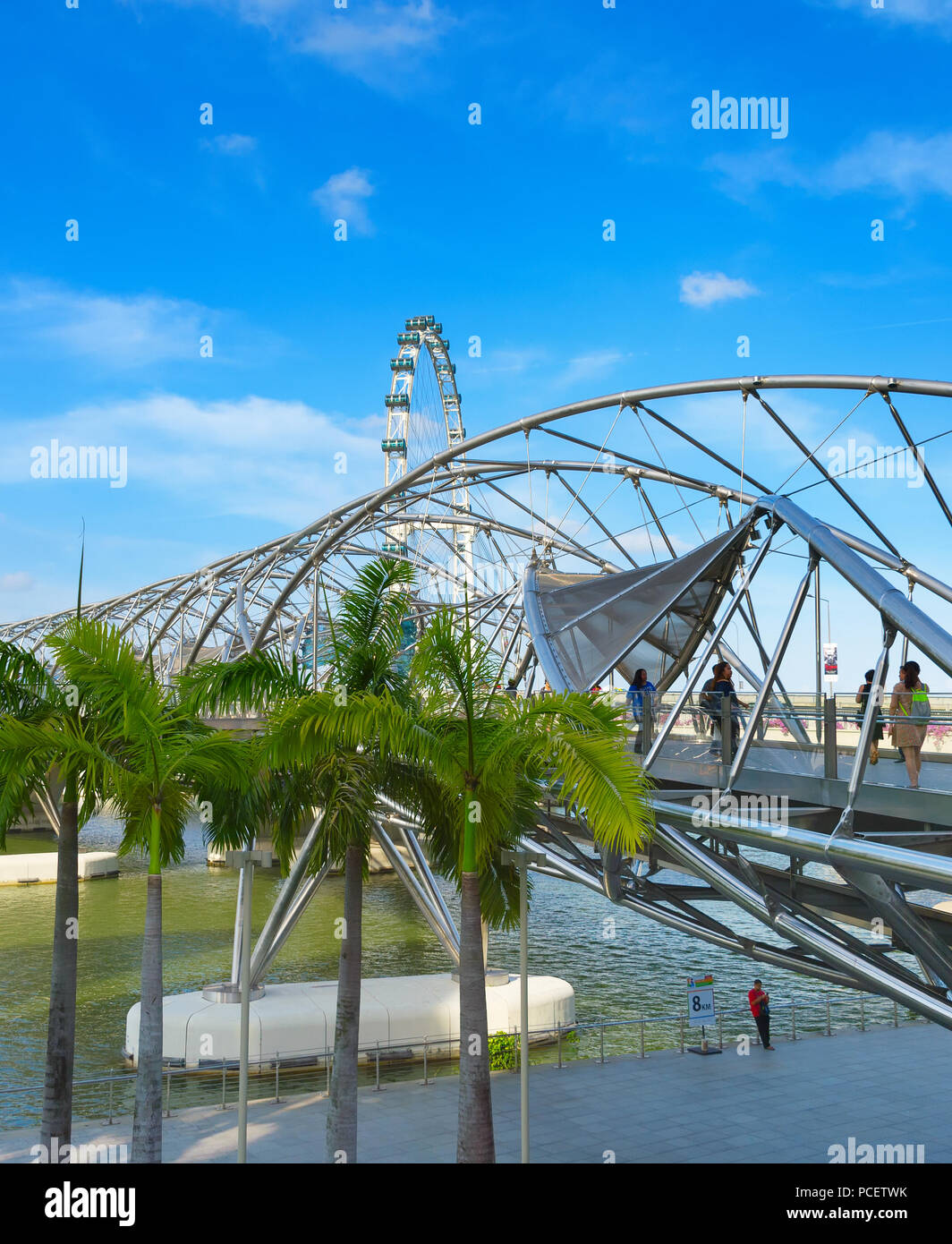 Singapour - février 17, 2017 : l'Helix Bridge à Singapour. C'est un pont dans la Marina Bay. L'hélice est fabriqué à partir de 650 tonnes de Stainle Duplex Banque D'Images