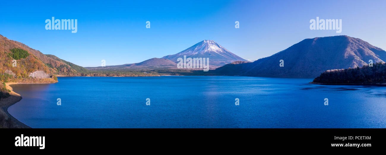 Mont Fuji (Fujisan 富士山), avec feuillage d'automne du lac Kawaguchi (Kawaguchiko 河口湖), au parc Oishi (大石公園), région de Chubu, au Japon. Banque D'Images