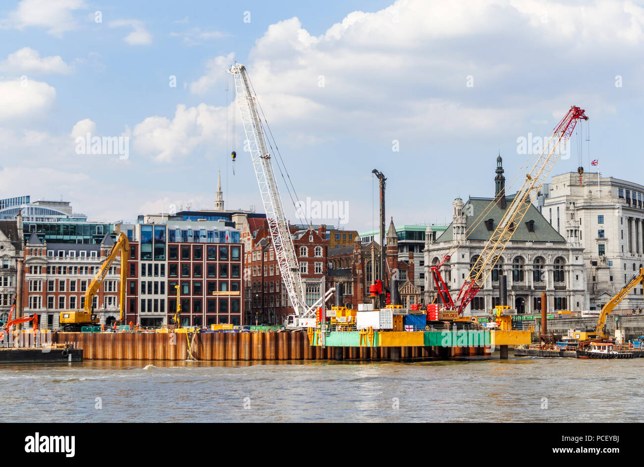 Grue sur le pont de Blackfriars estran sur Victoria Embankment, London travailler à construire le nouveau Super Sewer et une nouvelle jetée pour Thames Clippers Banque D'Images