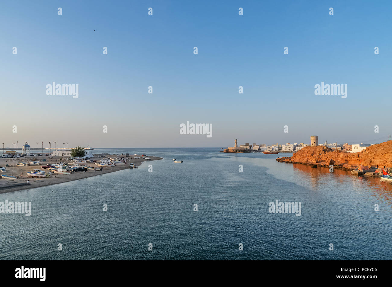 Vue sur le phare de la tour de garde et populaires dans la côte d'Al Ayjah dans Sur Oman Banque D'Images