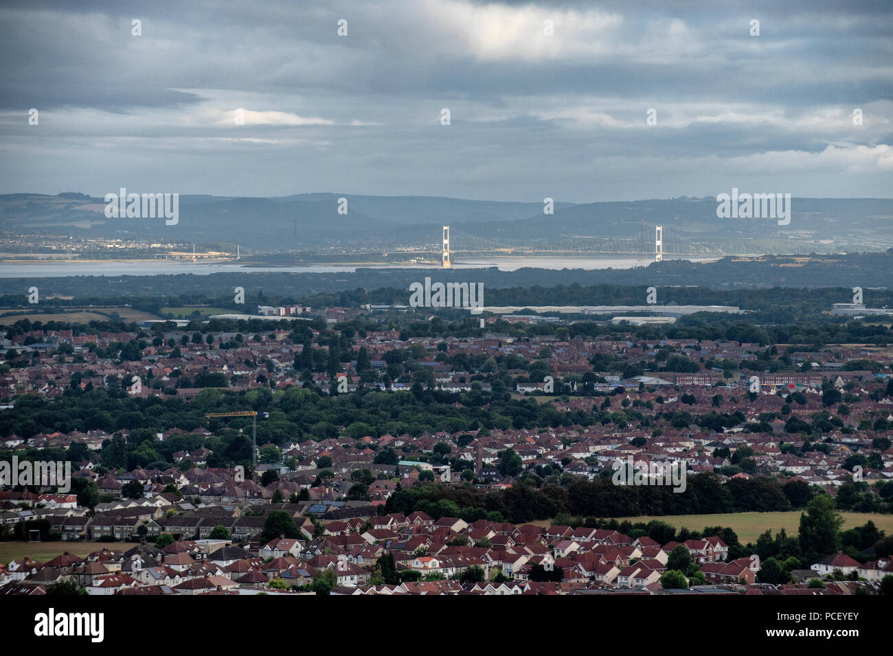 Une vue sur le pont de Severn au-dessus de la ville de Bristol au Royaume-Uni. Banque D'Images