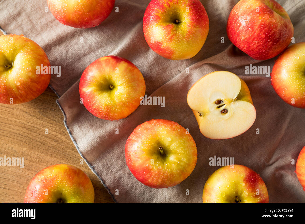 Matières organiques rouge Pommes Honeycrisp prêt à manger Banque D'Images