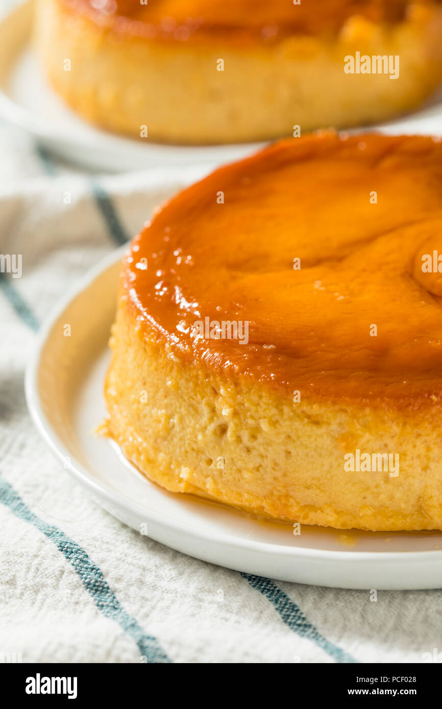 Maison Flan dessert sucré espagnol avec la sauce au caramel Banque D'Images