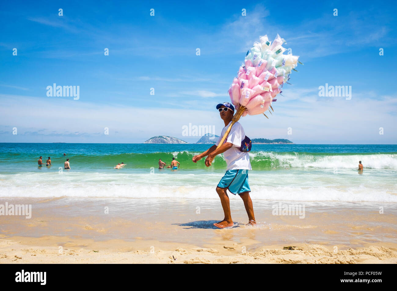RIO DE JANEIRO, Brésil - vers Mars, 2018 : vente du vendeur brésilien Cotton Candy Floss promenades le long de la plage d'Ipanema Banque D'Images