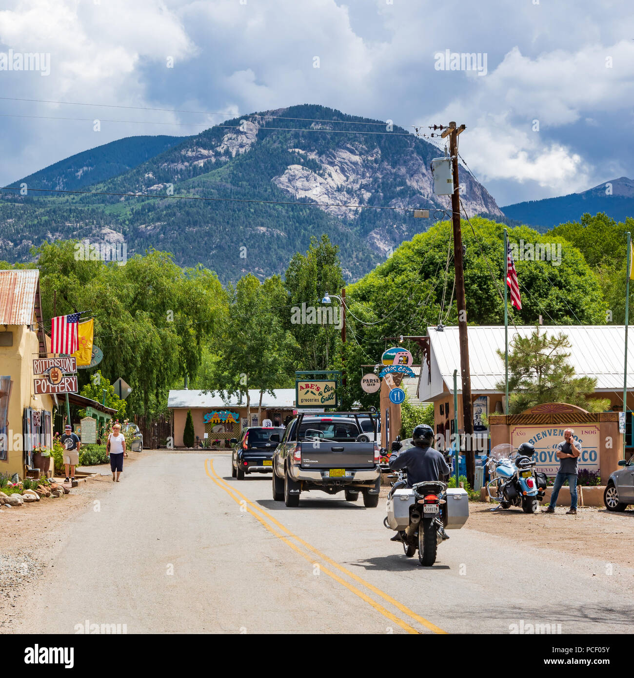 ARROYO SECO, NM, USA-12 le 18 juillet : La rue principale de ce petit village touristique artsy, près de Taos, est éclipsé par les montagnes Sangre de Cristo. Banque D'Images