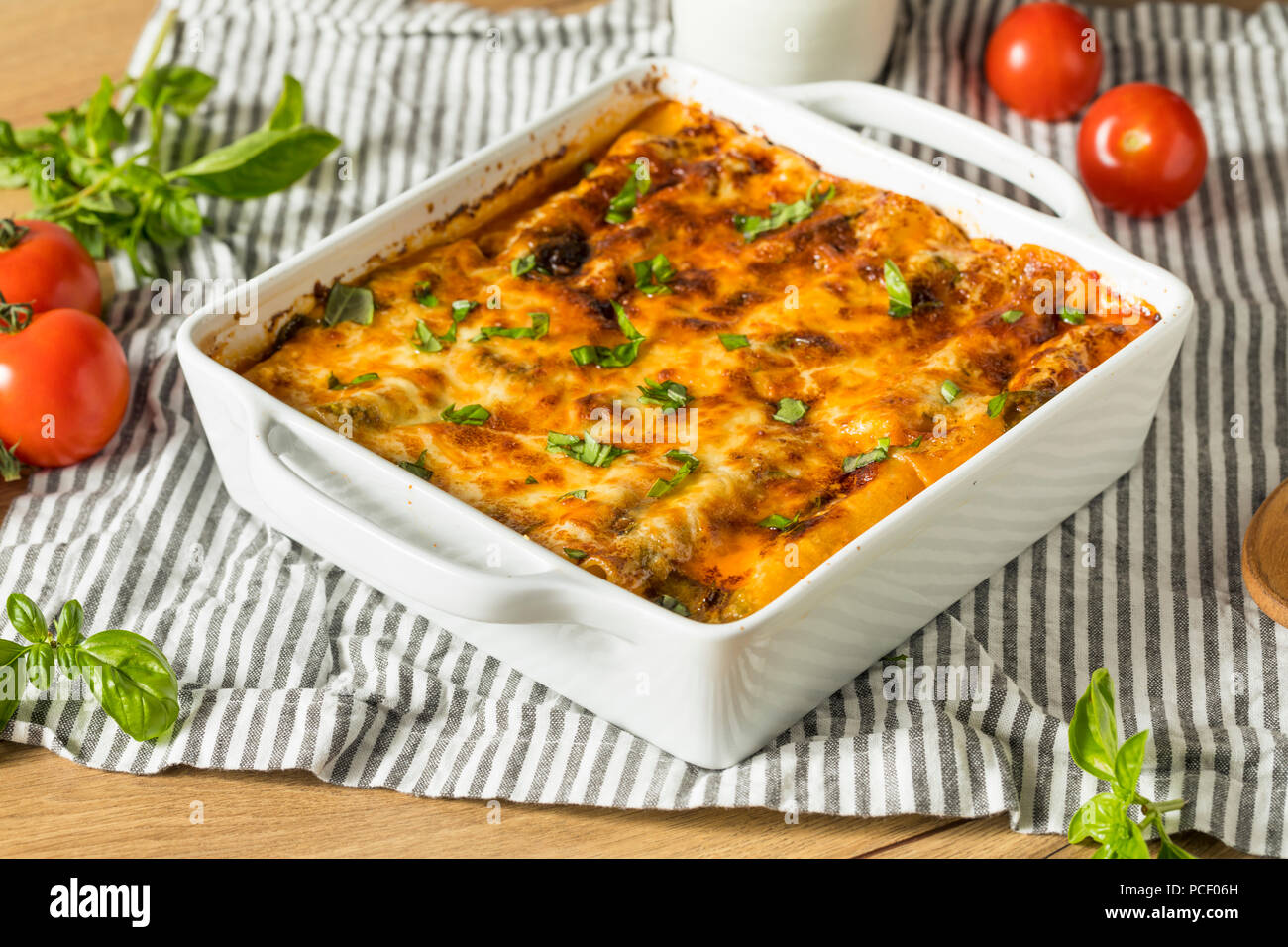 Farcies au four Brocoli végétarienne Cannelloni de fromage et de basilic Banque D'Images