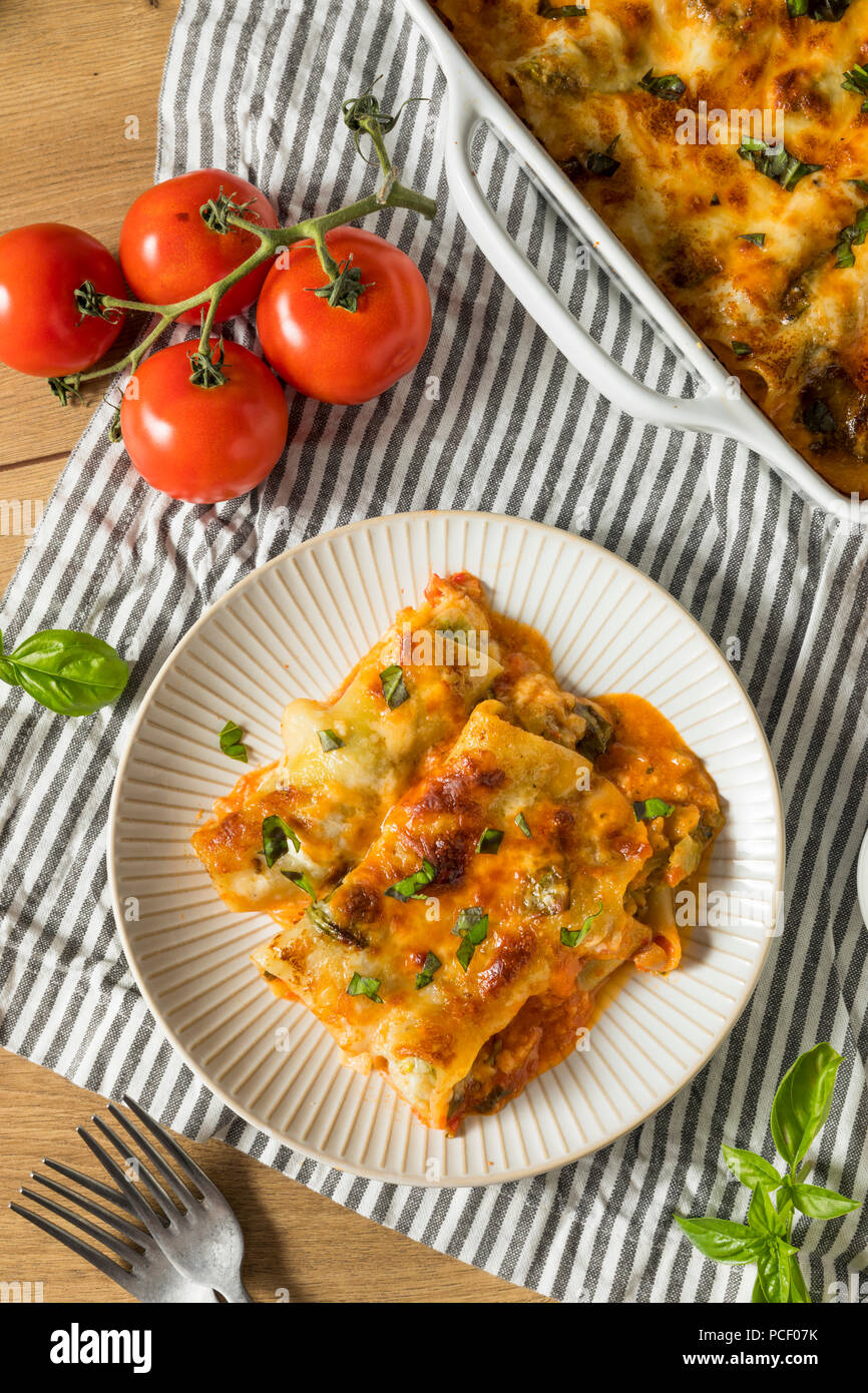 Farcies au four Brocoli végétarienne Cannelloni de fromage et de basilic Banque D'Images