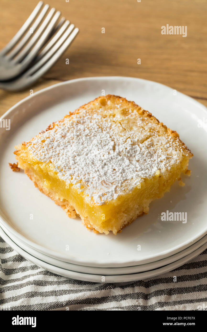 Des barres au citron doux avec du sucre en poudre pour le dessert Banque D'Images