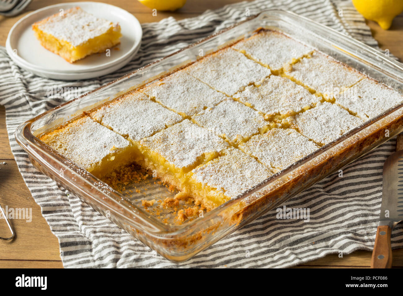 Des barres au citron doux avec du sucre en poudre pour le dessert Banque D'Images