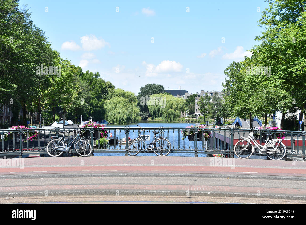 Des vélos et un canal à la mi-journée à Amsterdam. Juin, 2018 Banque D'Images