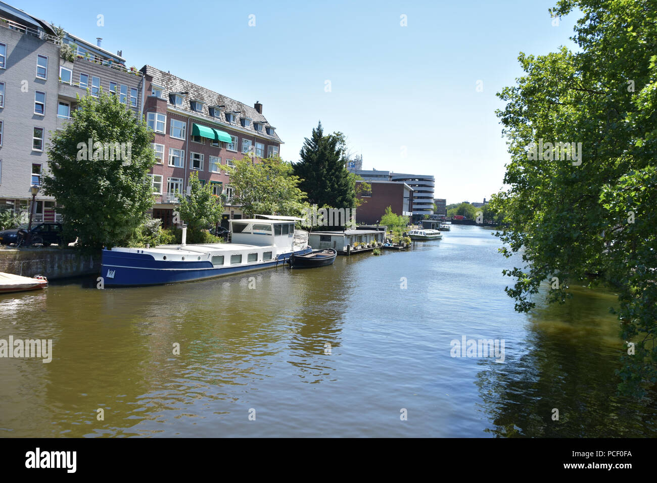 Les bateaux-maisons et appartements sur l'un des canaux d'Amsterdam. Juin, 2018 Banque D'Images
