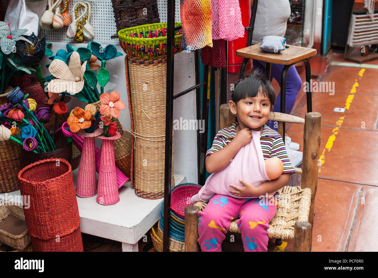 19 avril, 2014 - Lima, Pérou. Enfants autochtones au marché local. Banque D'Images