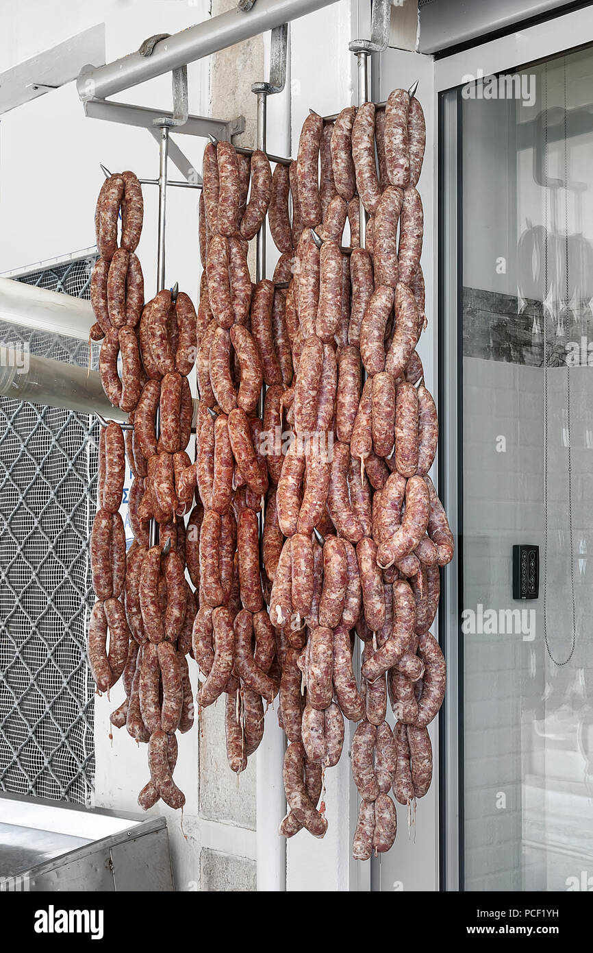 Saucisses étendus dehors une boutique de bouchers en Grèce. Image Banque D'Images