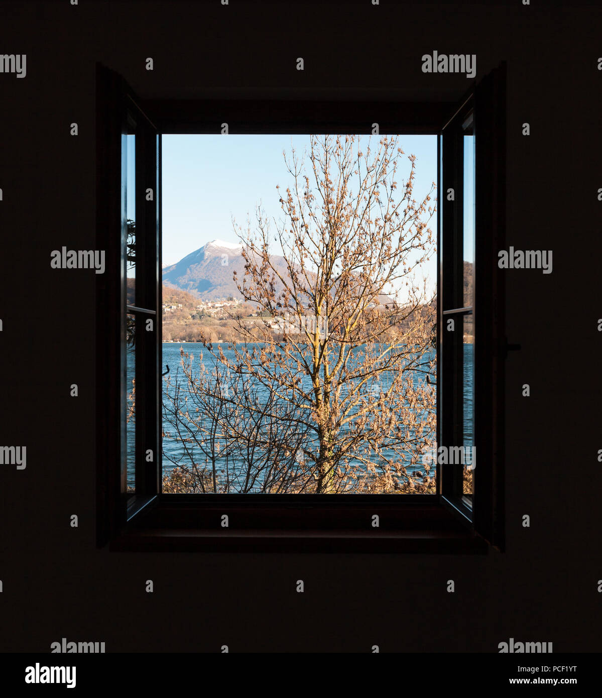 Fenêtre ouverte dans une chambre noire, paysage avec vue sur le lac Banque D'Images