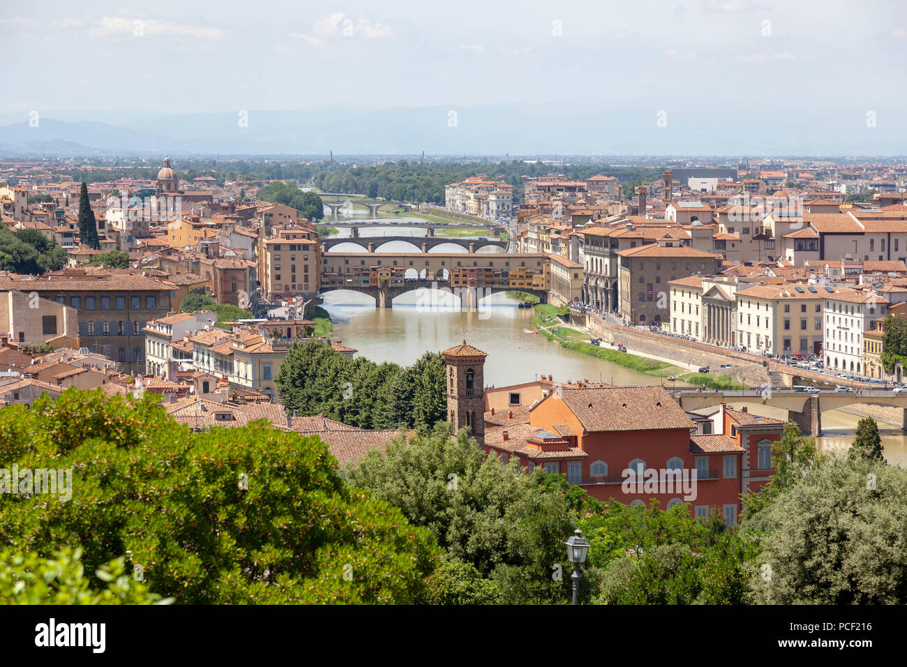 Vu de l'Est de point de vue de la place Michelangelo : les ponts de Florence, principalement le célèbre Ponte Vecchio (Toscane - Italie). Banque D'Images