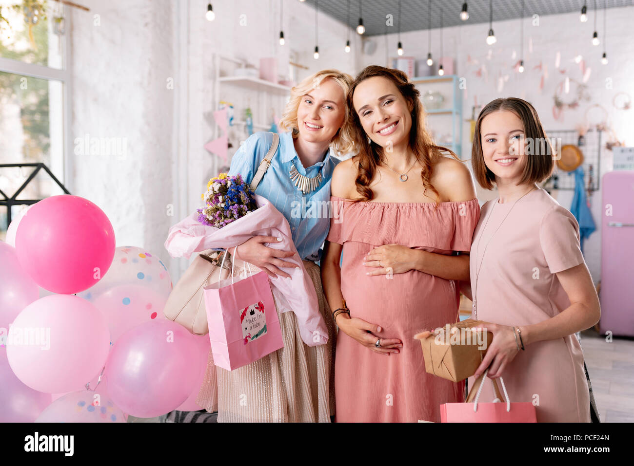 Trois femmes attrayants en parlant de la future Banque D'Images