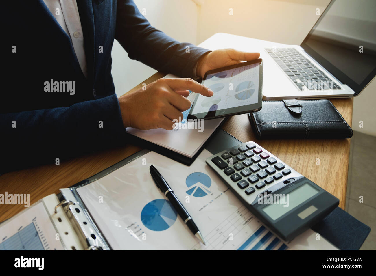 Businessman using tablet à la situation sur la valeur de marché , concept d'entreprise. Banque D'Images