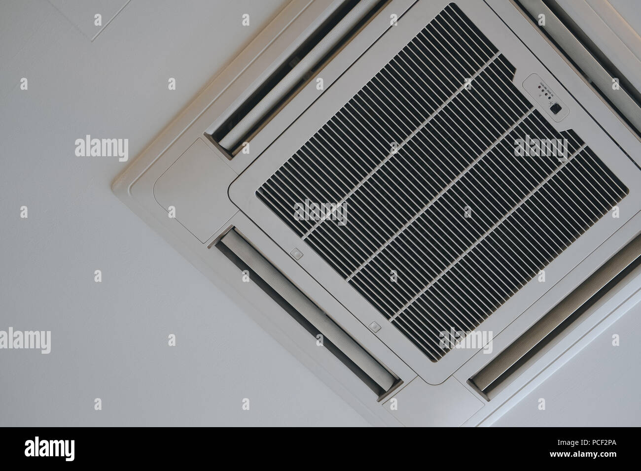 Climatiseur type cassette monté sur système de ventilation au plafond Photo  Stock - Alamy