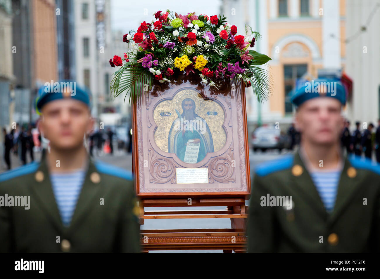 Procession commune de parachutistes et les prêtres orthodoxes le jour de Saint Elie le Prophète et l'forces aéroportées dans le centre de Moscou, Russie Banque D'Images