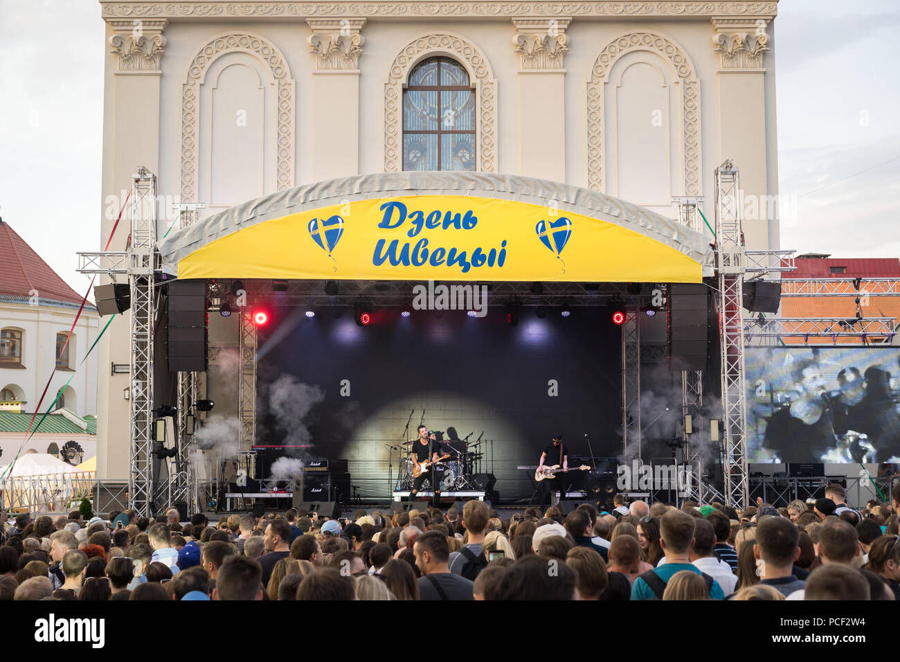 Minsk, Belarus - 2 juin 2018 : groupe de musique Akute biélorusse populaire sur scène. Célèbre Svobody square de monde pendant le festival week-end Jour de la Suède Banque D'Images