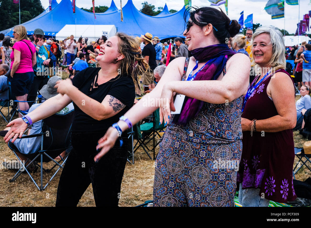 Danse la Macarena fêtards au WOMAD le samedi 28 juillet 2018 tenue à Charlton Park, Wiltshire . Sur la photo : danse la Macarena fêtards dans l'arène principale . Banque D'Images
